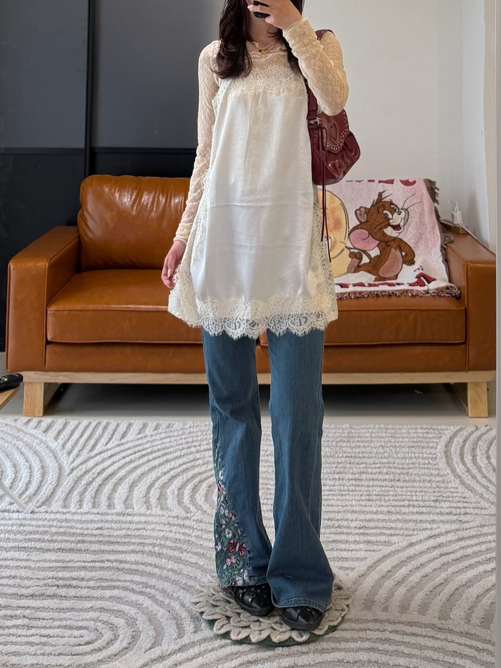 TINA：JOJUN（ティーナジョジュン）の「刺繍入り フレアデニムパンツ