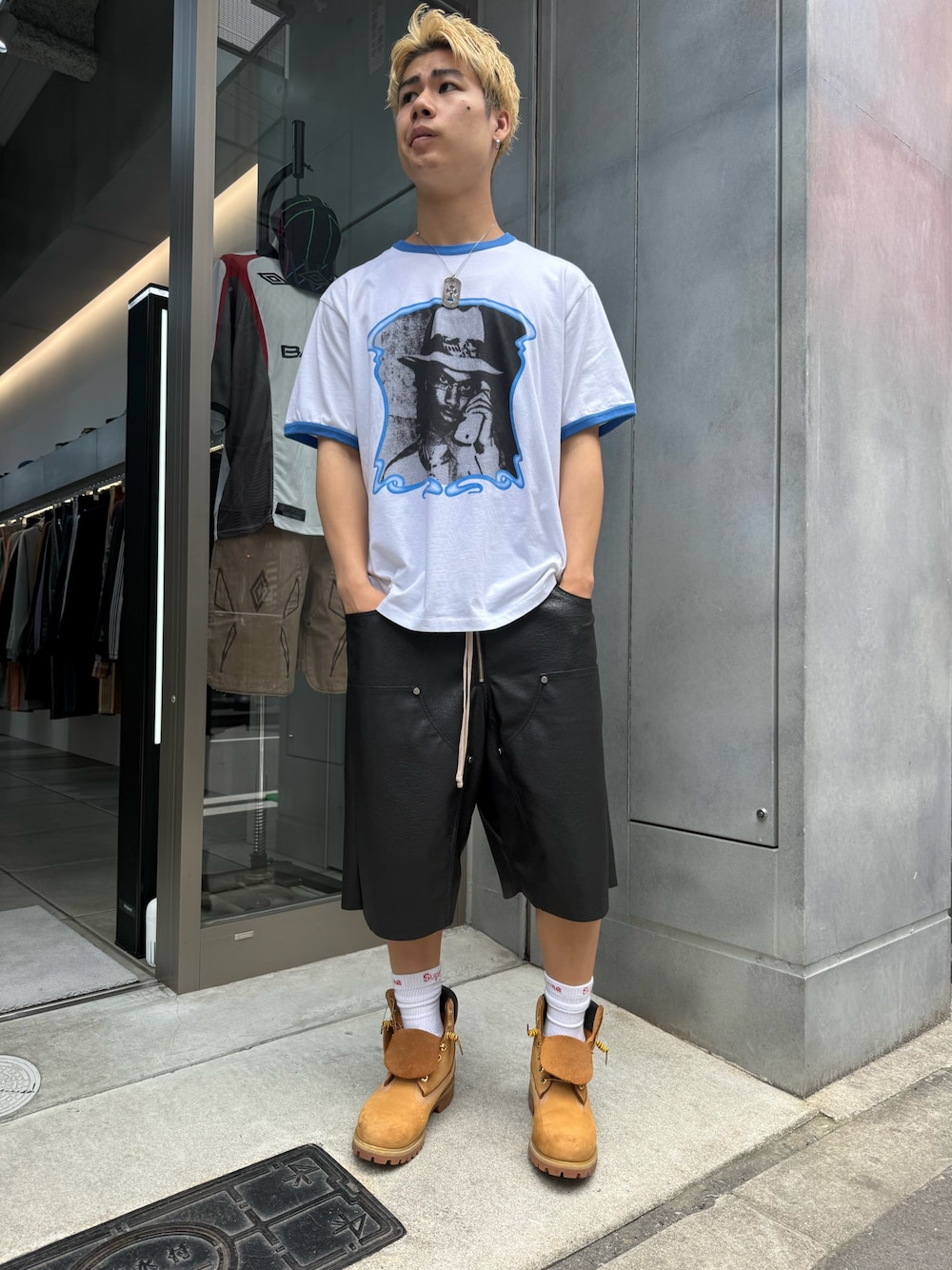 ブラック系のその他パンツ、ホワイト系のTシャツ/カットソーを着用したメンズの夏コーディネートの1枚目の写真