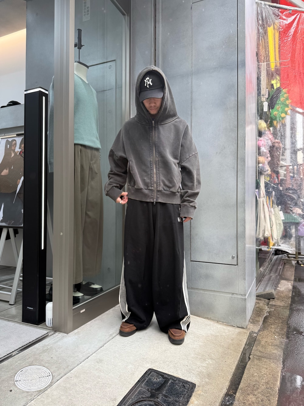 ブラック系のパーカー、ブラック系のスウェットパンツを着用したメンズの秋コーディネートの1枚目の写真