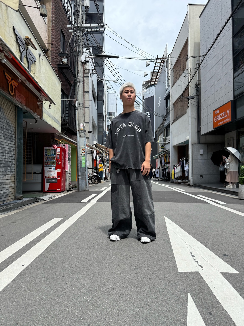 ブラック系のTシャツ/カットソー、ブラック系のチノパンツを着用したメンズの夏コーディネートの1枚目の写真