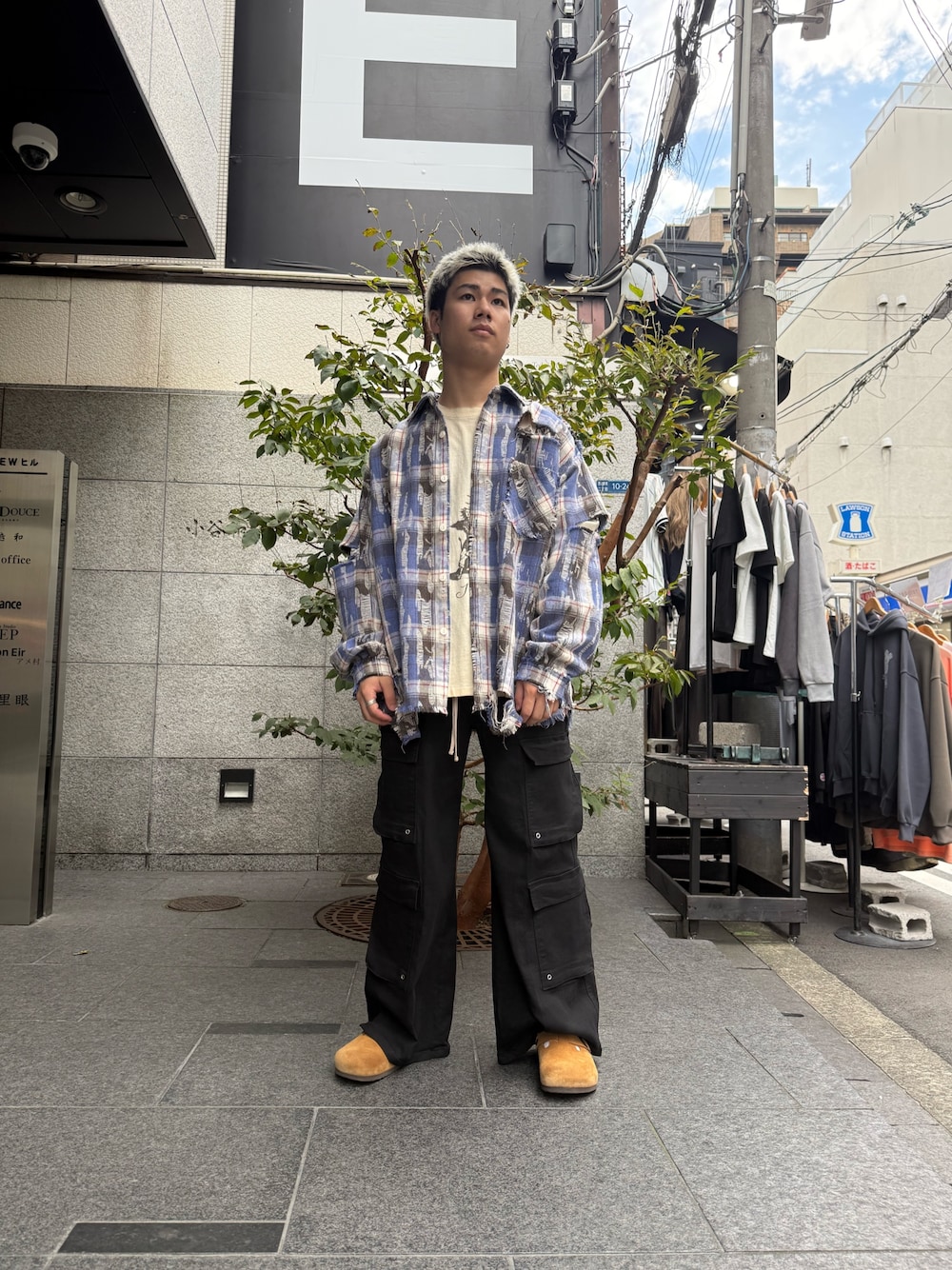 ブルー系のシャツ/ブラウス、ホワイト系のTシャツ/カットソー、ブラック系のカーゴパンツを着用したメンズの秋コーディネートの1枚目の写真