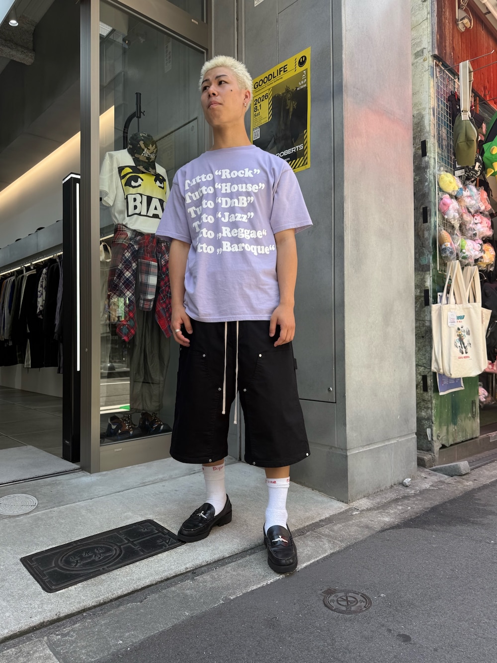 パープル系のTシャツ/カットソー、ブラック系のその他パンツ、ブラック系のローファーを着用したメンズの夏コーディネートの1枚目の写真