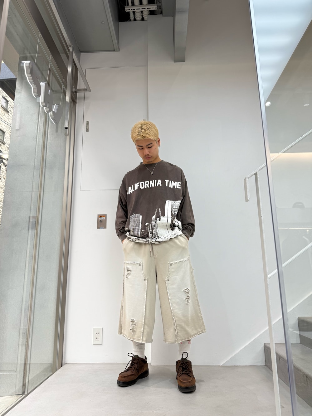 ホワイト系のスウェットパンツ、ブラック系のTシャツ/カットソーを着用したメンズの夏コーディネートの1枚目の写真
