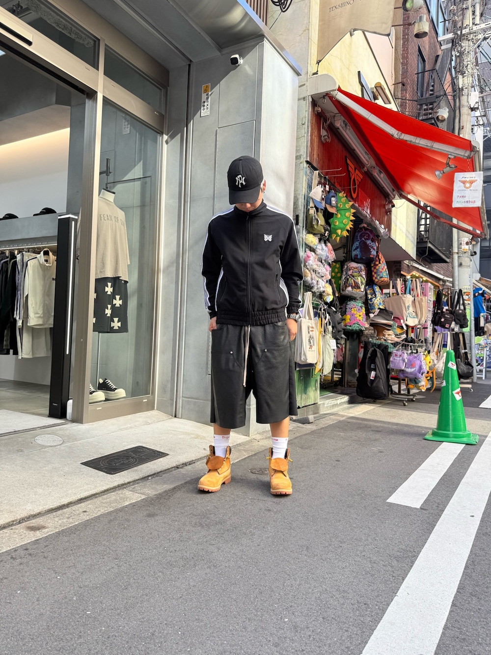 ブラック系のジャケット/アウター、ブラック系のその他パンツ、ブラック系のキャップを着用したメンズの夏コーディネートの1枚目の写真