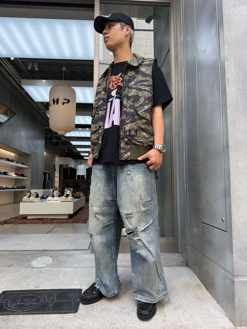 その他のミリタリージャケット、ブラック系のTシャツ/カットソー、ブルー系のデニムパンツを着用したメンズの夏コーディネートの1枚目の写真