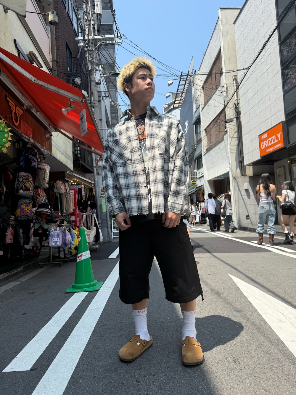 ブラック系のその他パンツ、ブラック系のTシャツ/カットソー、ホワイト系のシャツ/ブラウスを着用したメンズの夏コーディネートの1枚目の写真