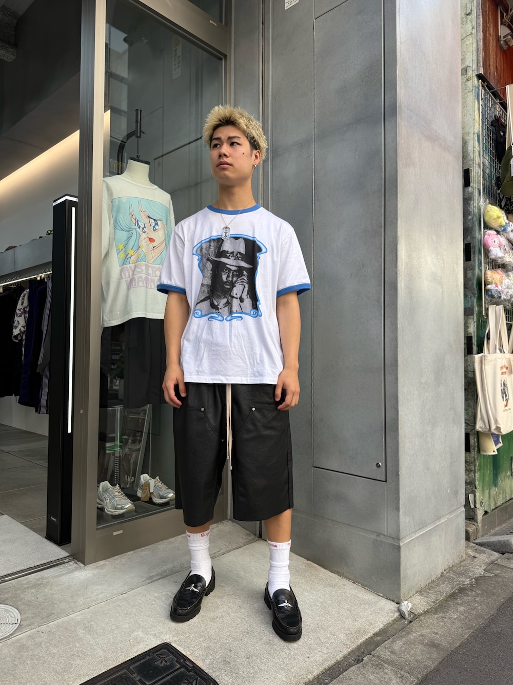 ホワイト系のTシャツ/カットソー、ブラック系のその他パンツ、ブラック系のローファーを着用したメンズの夏コーディネートの1枚目の写真
