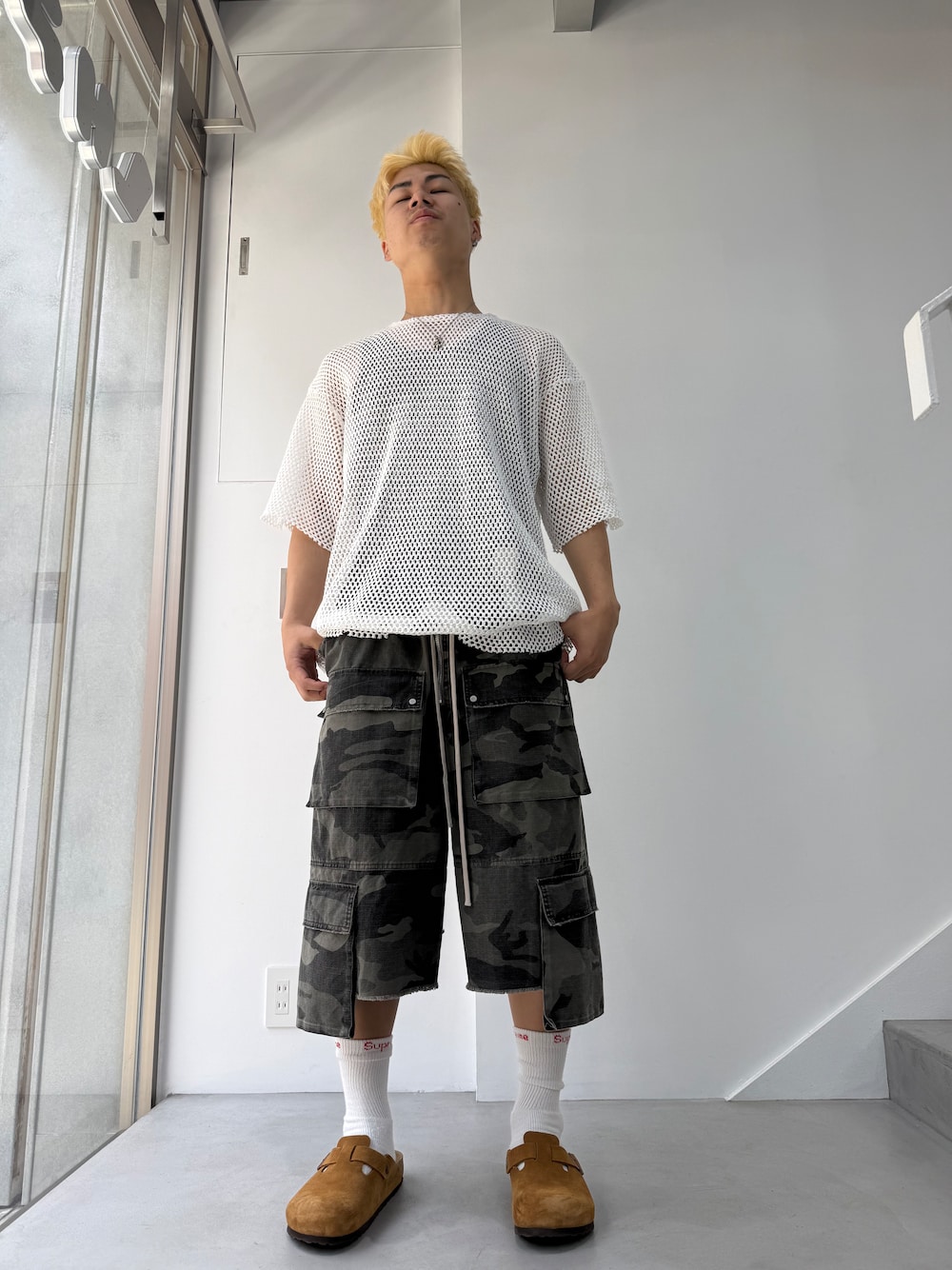 ホワイト系のTシャツ/カットソー、その他のカーゴパンツを着用したメンズの春コーディネートの1枚目の写真