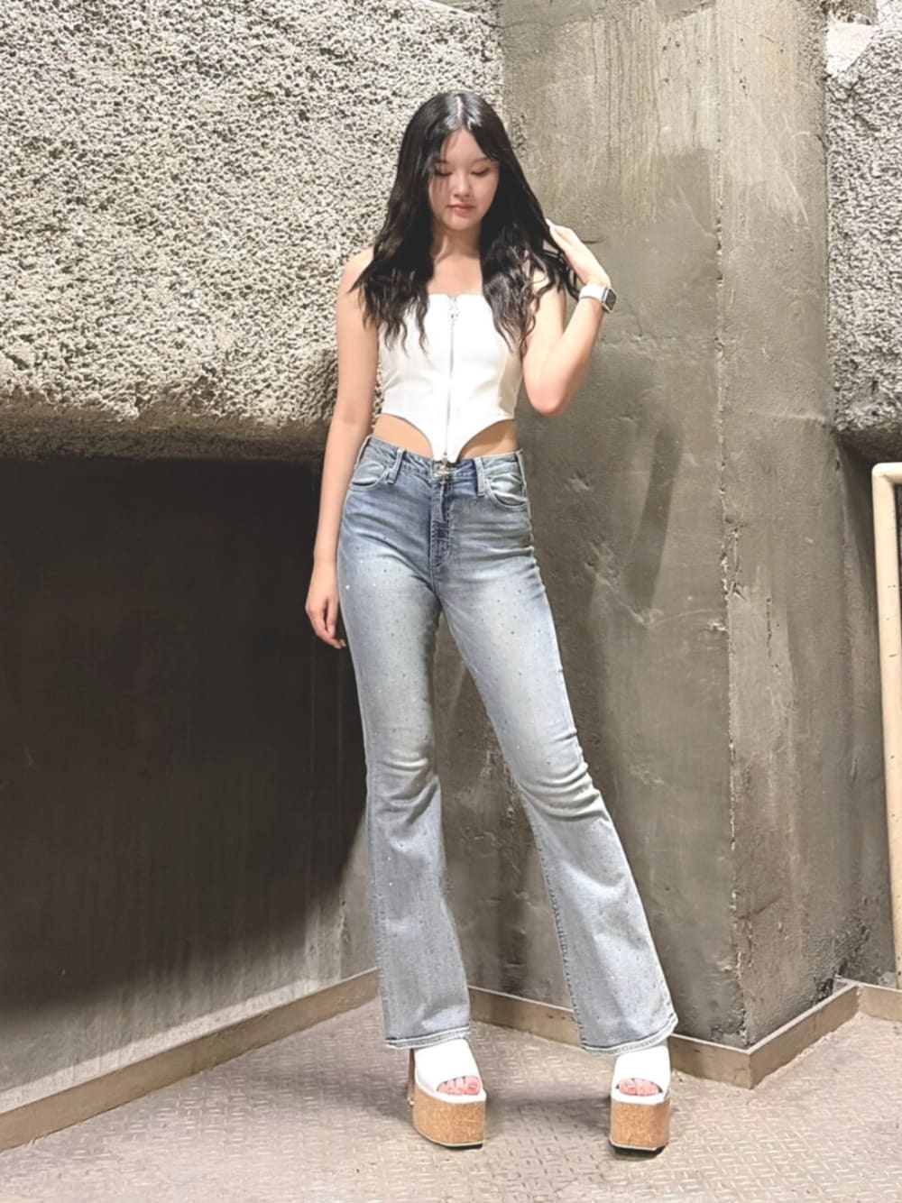 ブルー系のデニムパンツ、ホワイト系のシャツ/ブラウス、ホワイト系のサンダルを着用したレディースの夏コーディネートの1枚目の写真