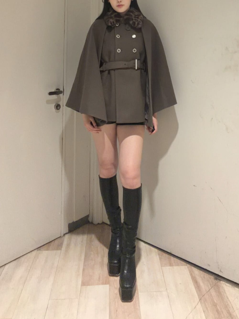 ブラウン系のその他アウター、ブラック系のその他パンツ、ブラック系のブーツを着用したレディースの秋コーディネートの1枚目の写真