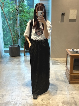 「kuros'（クロス）の【kuros'オリジナル】タスマルface Tee 男女兼用（Tシャツ/カットソー、ホワイト系）」を使った、yuさん（レディース・166cm）の春コーディネート