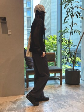 「kuros'（クロス）の【kuros'オリジナル】リラックスパンツ | レディース 日本製（スウェットパンツ、グレー系）」を使った、yuさん（レディース・166cm）の春コーディネート