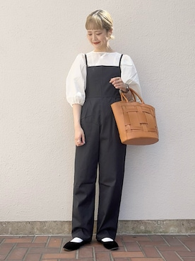 「earth music&ecology（アースミュージックアンドエコロジー）のアイテム（サロペット/オーバーオール、ブラック系）」を使った、ぐちょめさん（レディース・157cm）の春コーディネート