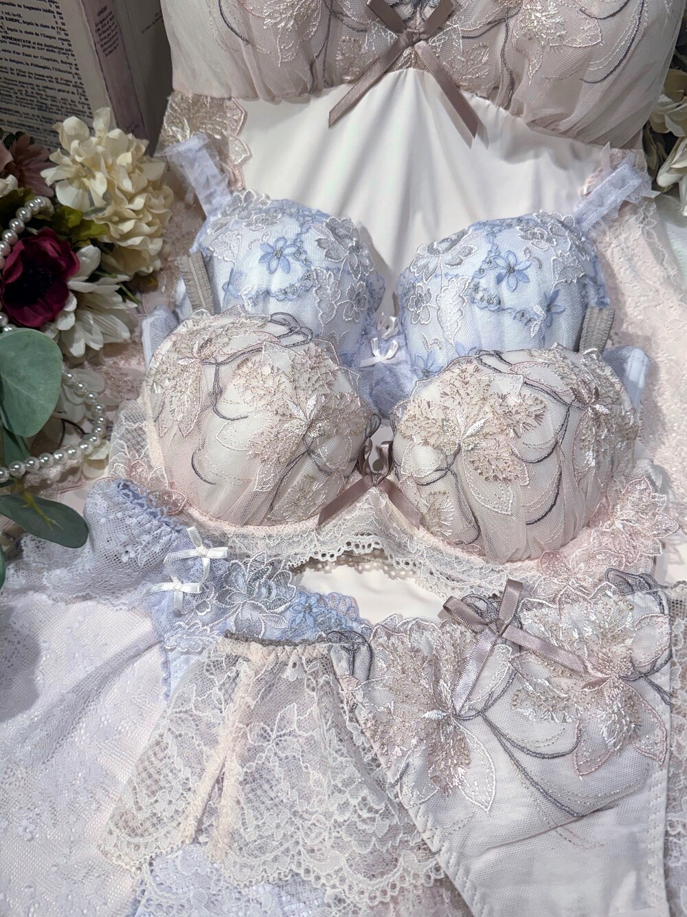 ピンク系のブラジャー、ピンク系のブラジャー、ピンク系のブラジャーを着用したレディースの秋コーディネートの1枚目の写真