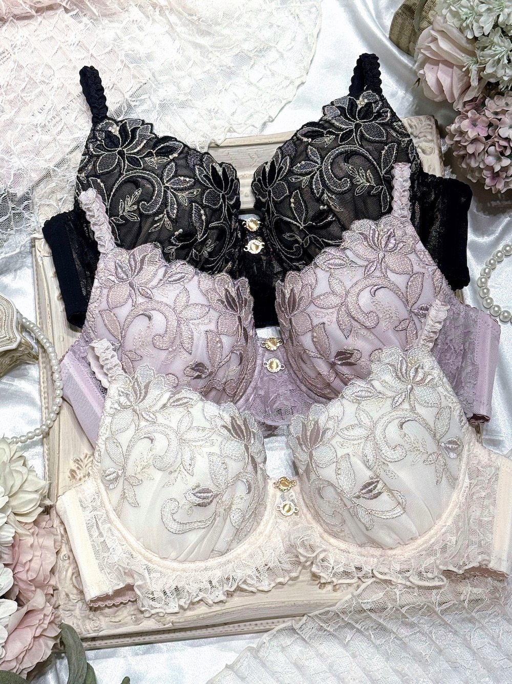 ホワイト系のブラジャー、ホワイト系のブラジャー、ホワイト系のブラジャーを着用したレディースの秋コーディネートの1枚目の写真