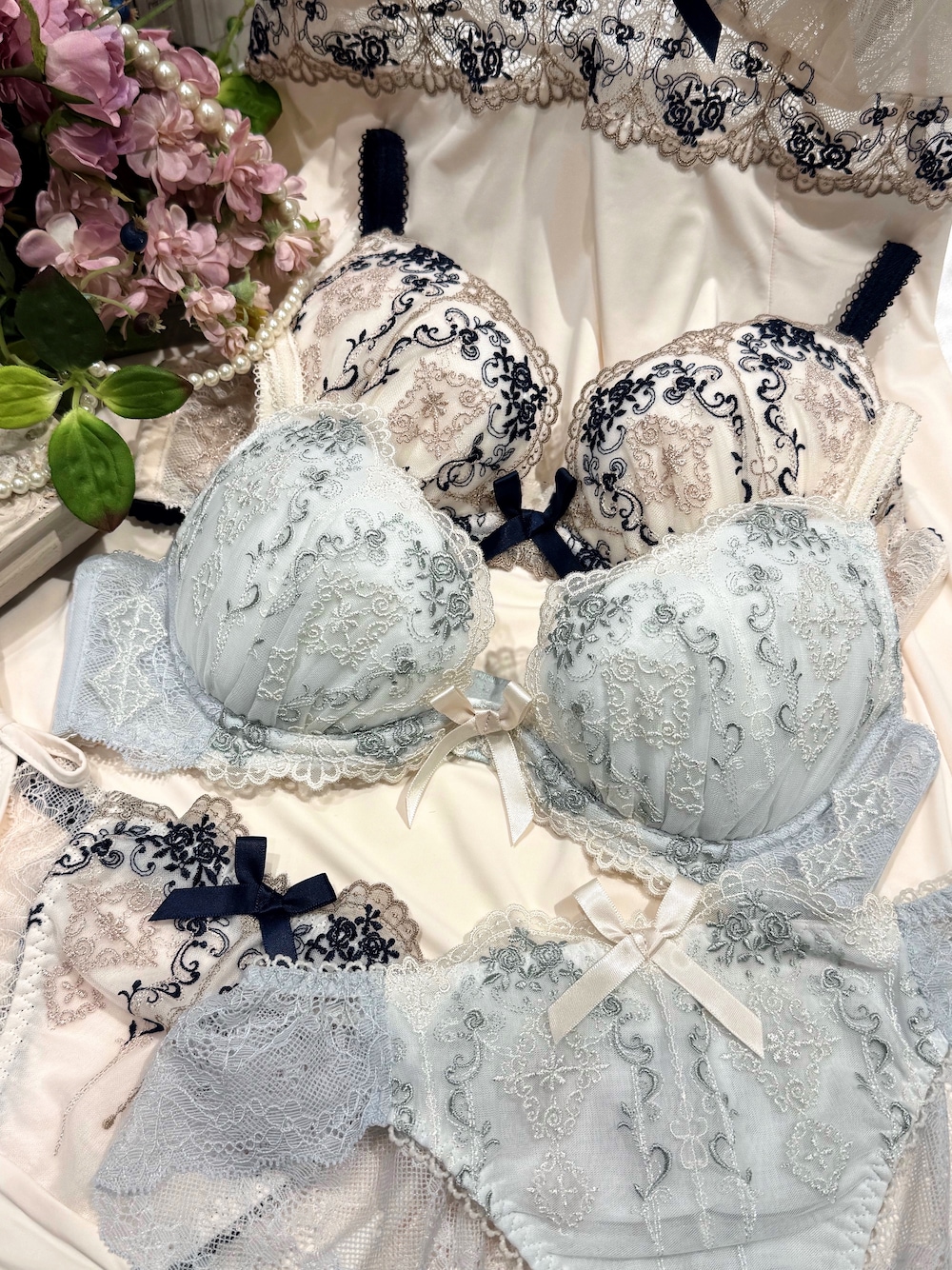 ブルー系のブラジャー、ブルー系のブラジャー、ブルー系のブラジャーを着用したレディースの夏コーディネートの1枚目の写真