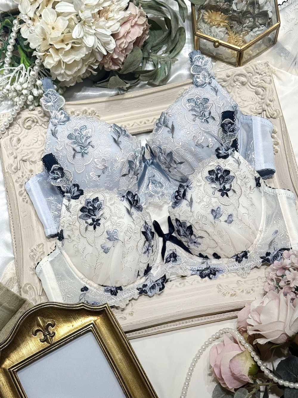 ブルー系のブラジャー、ブルー系のブラジャー、ブルー系のブラジャーを着用したレディースの秋コーディネートの1枚目の写真