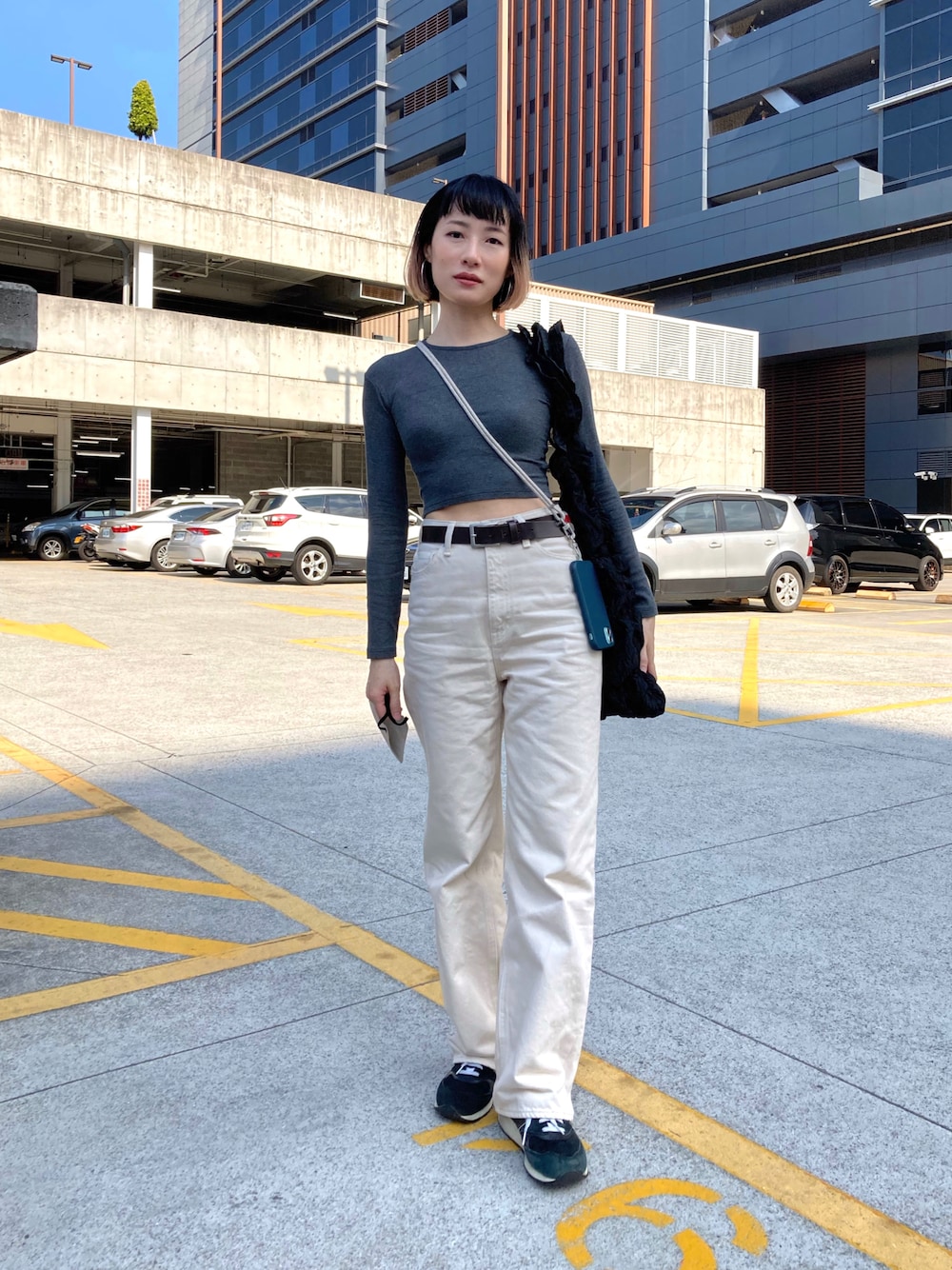「CLANEのSECOND DENIM P/T（デニムパンツ、ホワイト系）」を使った、さいさん（レディース・158cm）の春コーディネートの1枚目の写真