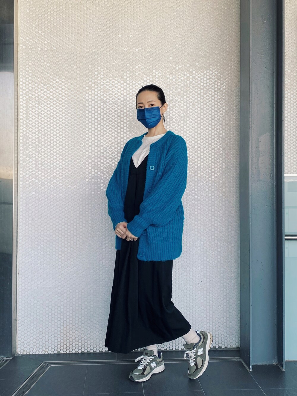 「スニーカー女子」｜「DISCOATの【前後2WAY】畦プルオーバー（ニット/セーター、ブルー系）」を使った、さいさん（レディース・158cm）の冬コーディネートの1枚目の写真