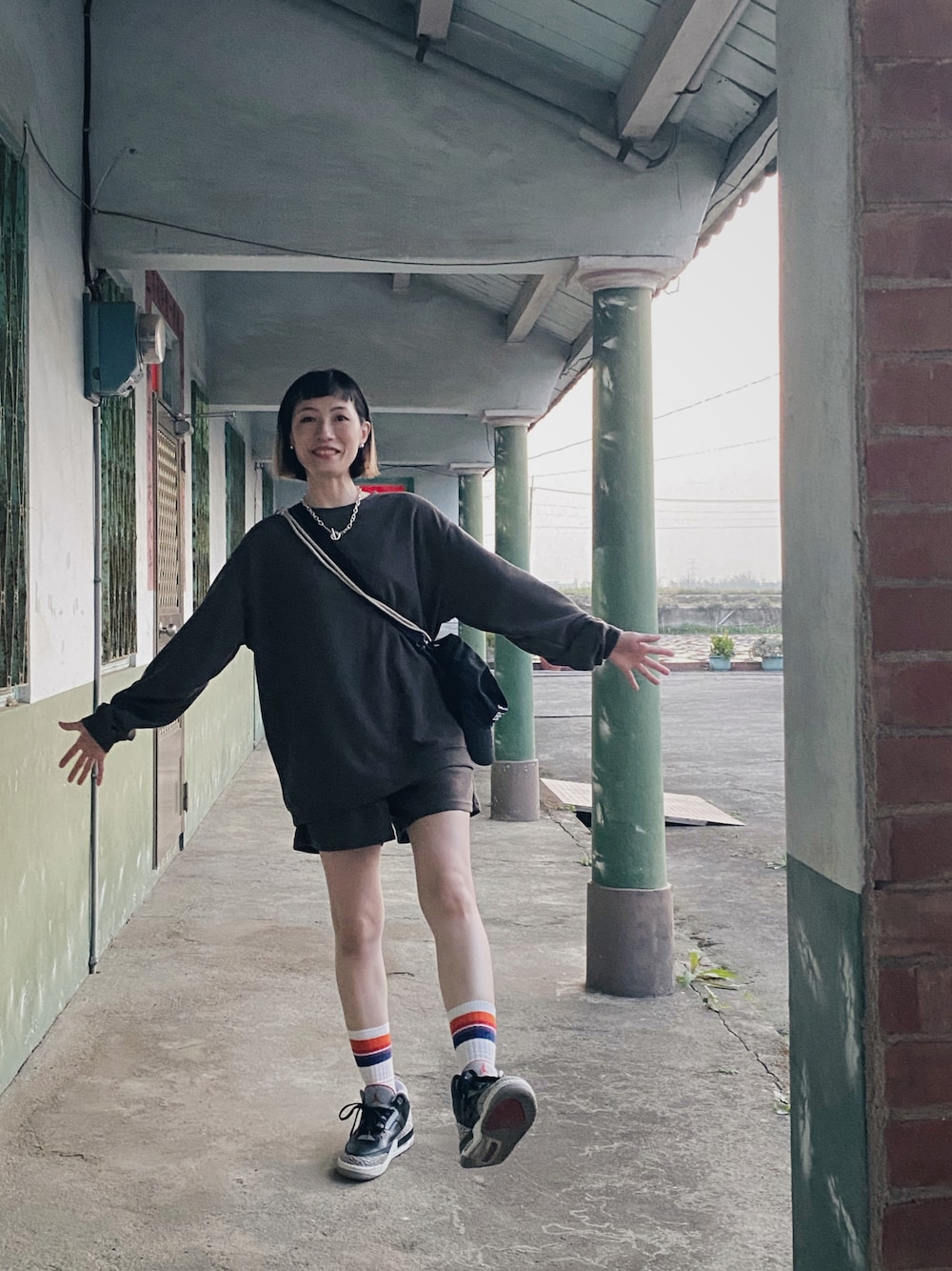 「WEARtoEATのアイテム（Tシャツ/カットソー、グレー系）」を使った、さいさん（レディース・158cm）の春コーディネートの1枚目の写真