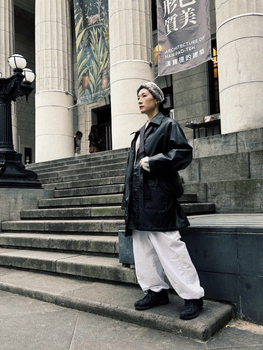 「CLANEのCOTTON PARACHUTE PANTS（カーゴパンツ、ホワイト系）」を使った、さいさん（レディース・158cm）の冬コーディネートの1枚目の写真