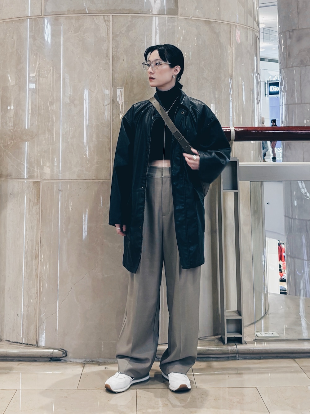 「STYLEMIXERのセンタープレスパンツ（スラックス、ブラウン系）」を使った、さいさん（レディース・158cm）の冬コーディネートの1枚目の写真