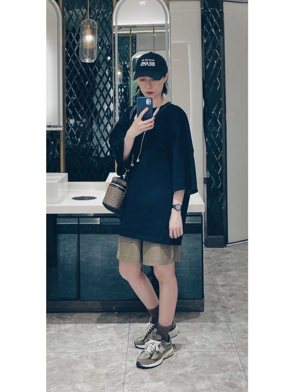 「BEAMSのBEAMS / 『45th Classic Logo Products』 6PANEL CAP（キャップ、ブラック系）」を使った、さいさん（レディース・158cm）の夏コーディネートの1枚目の写真