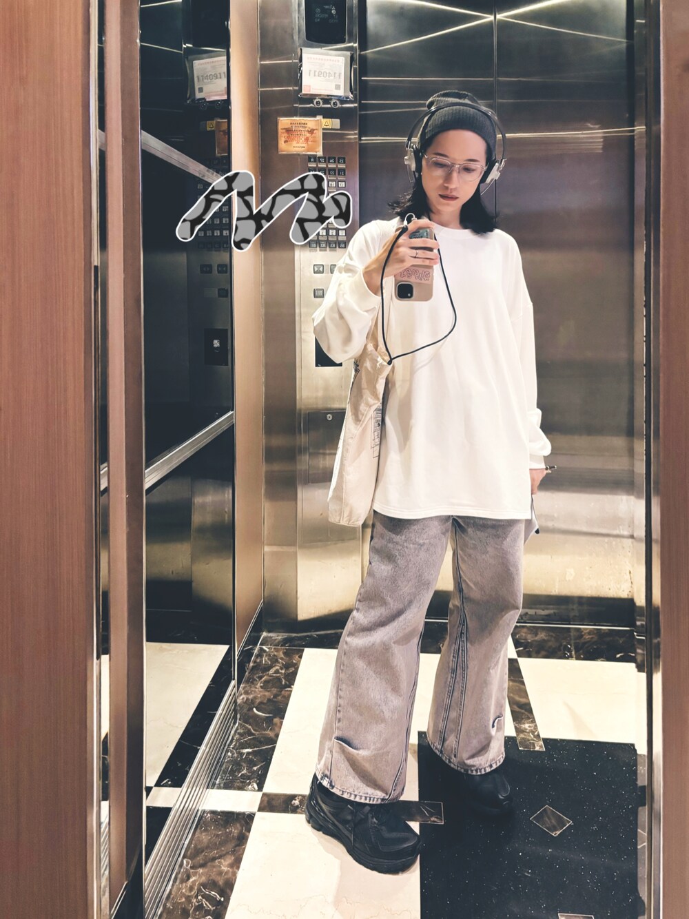 「Knuth Marfのアイテム（デニムパンツ、ピンク系）」を使った、さいさん（レディース・158cm）の秋コーディネートの1枚目の写真