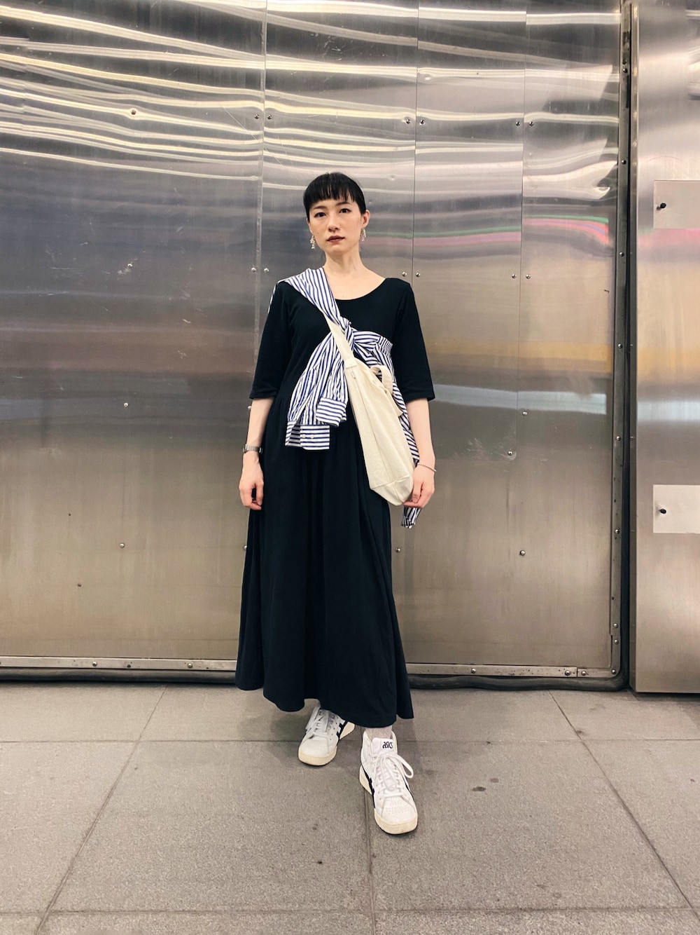 「haco!のこっそり色っぽ忍ばせて　すぽっと着るだけで大人かわいい背中開きワンピース（ワンピース、ブラック系）」を使った、さいさん（レディース・158cm）の夏コーディネートの1枚目の写真