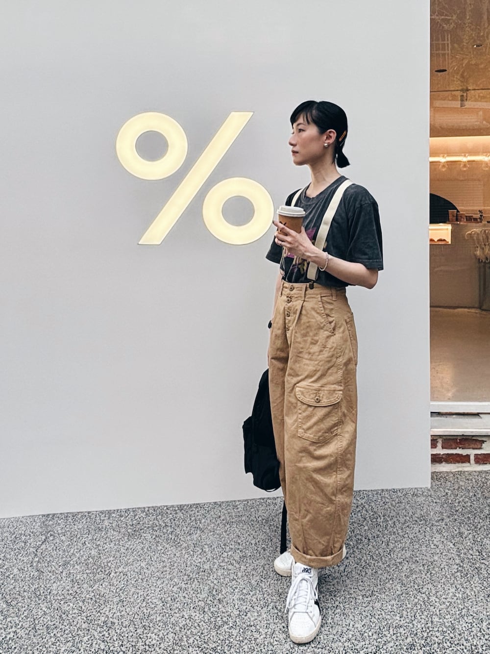 「FREAK'S STOREのSOMETHING × FREAK'S STORE/サムシング 別注SUSPENDER BALLOON PANTS/別注サスペンダーバルーンパンツ（チノパンツ、ベージュ系）」を使った、さいさん（レディース・158cm）の春コーディネートの1枚目の写真