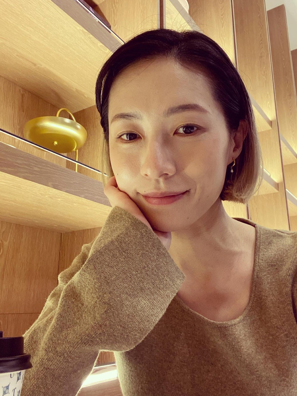 「CLANEのLOOSE SHAPE DEEP NECK KNIT TOPS（ニット/セーター、ベージュ系）」を使った、さいさん（レディース・158cm）の冬コーディネートの1枚目の写真