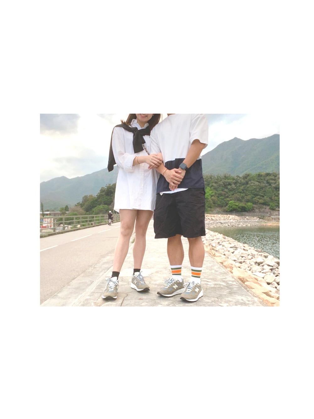 「newbalance990、990v2、shirtdress、BLACK&WHITE、couple」｜「NEW BALANCEのNew Balance 990v2（スニーカー、グリーン系）」を使った、m (´▽｀)さん（レディース・157cm）の春コーディネートの1枚目の写真
