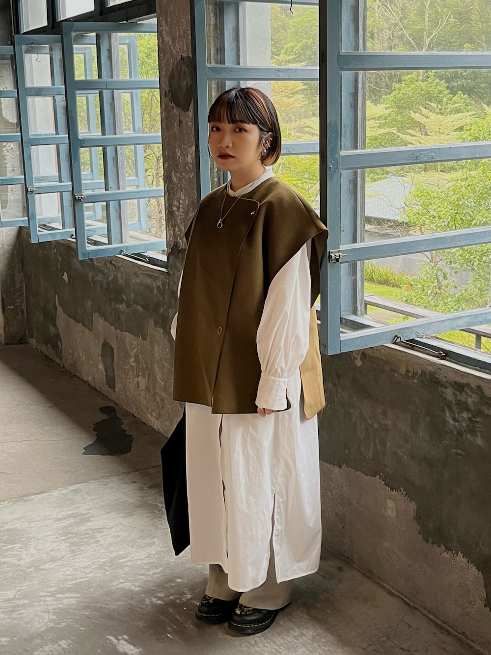 「earth music&ecologyのシャツワンピース ＊（シャツワンピース、ホワイト系）」を使った、wslさん（レディース・154cm）の秋コーディネートの1枚目の写真