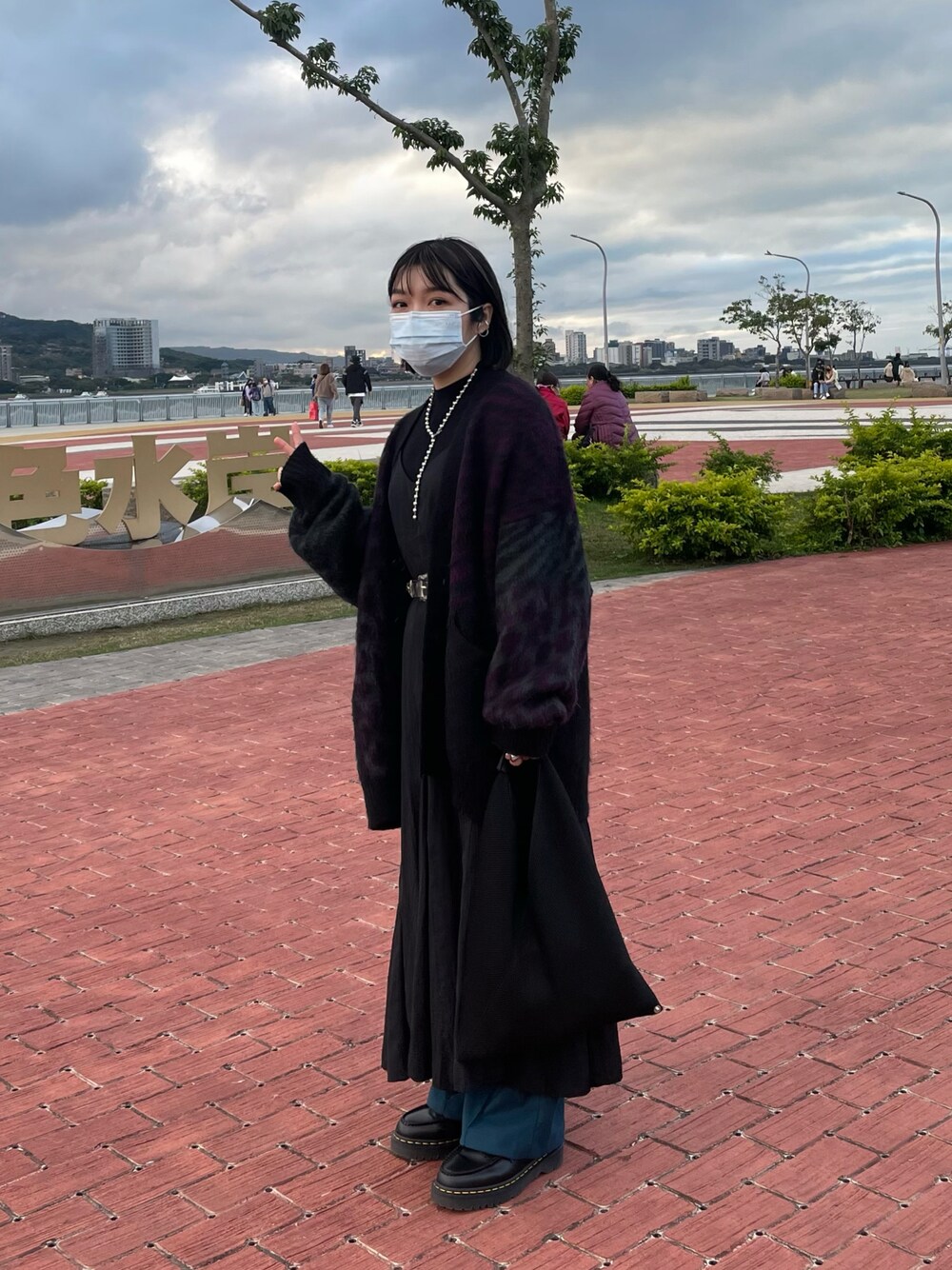 「Dr. MartensのDr.Martens Adrian Bex / ドクターマーチン エイドリアンベックス（ローファー、ブラック系）」を使った、wslさん（レディース・154cm）の冬コーディネートの1枚目の写真