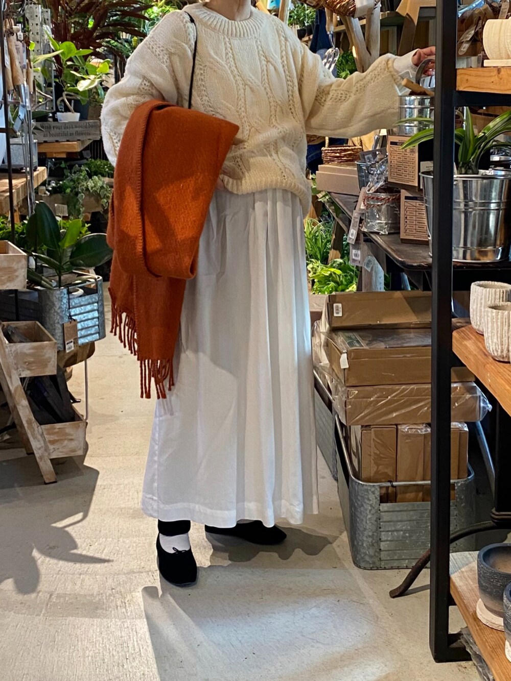 ホワイト系のワンピース、ブラック系のマタニティウェア/グッズ、ブラウン系のインテリア雑貨を着用したレディースの秋コーディネートの1枚目の写真