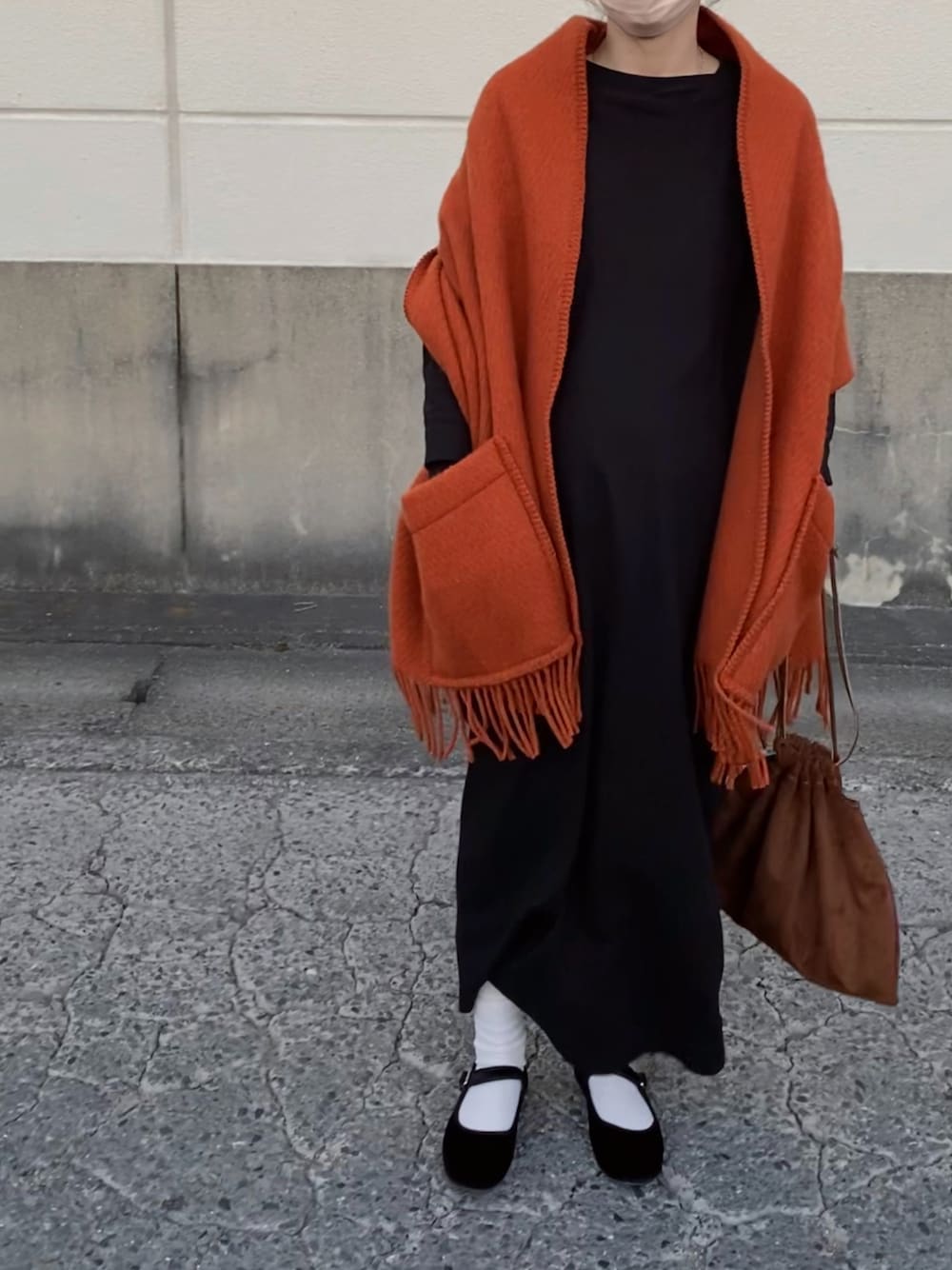 ブラック系のワンピース、ブラック系のバレエシューズ、ブラウン系のインテリア雑貨を着用したレディースの秋コーディネートの1枚目の写真