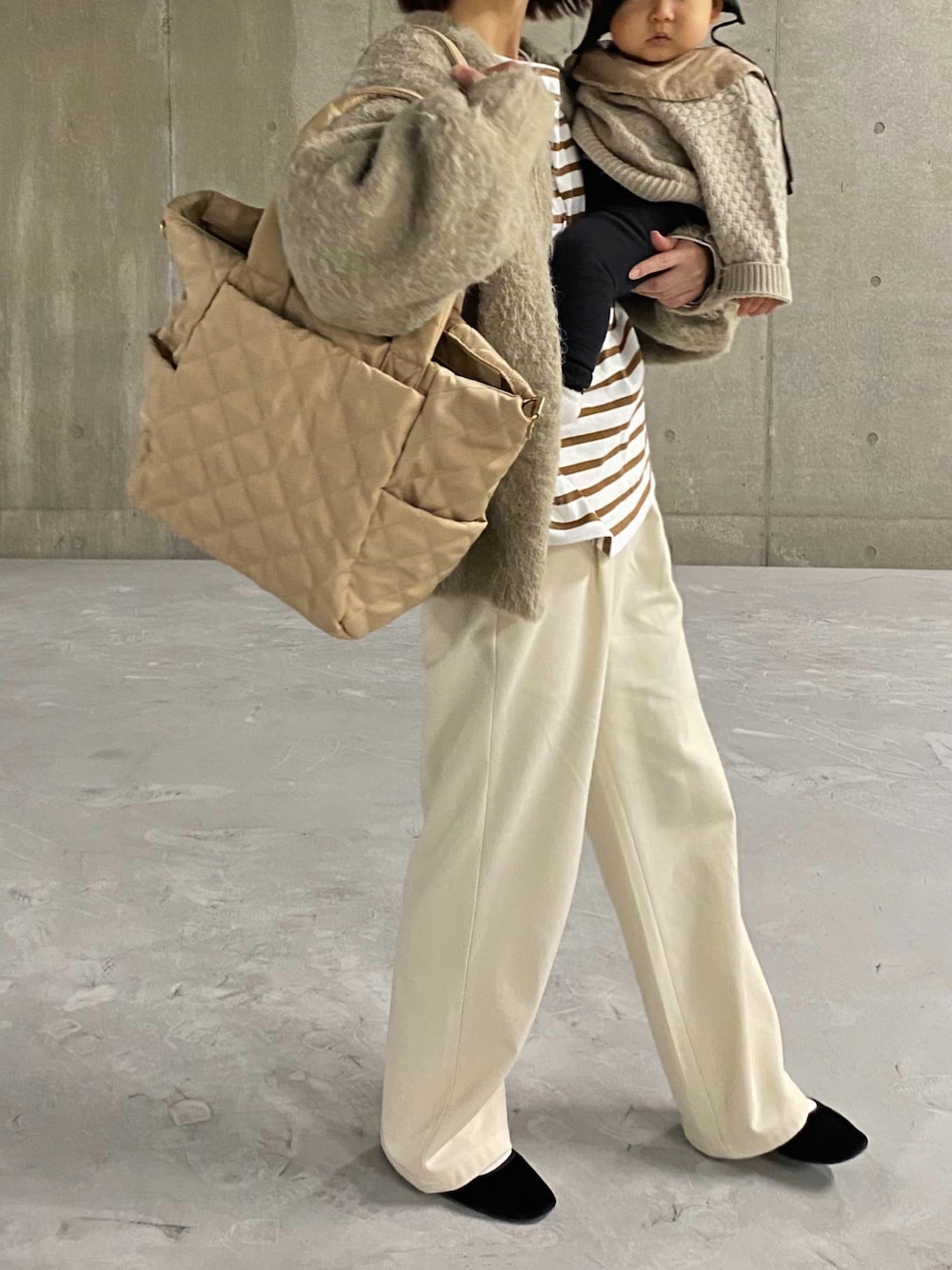 「ママコーデ、マザーズバッグ、ベージュ、ボーダー、キルティングバッグ、カジュアルコーデ」｜「IENAの【TRADITIONAL WEATHERWEAR】別注 BIGバスクボーダー◆（Tシャツ/カットソー、ブラウン系）」を使った、Chocorooさん（レディース・156cm）の冬コーディネートの1枚目の写真