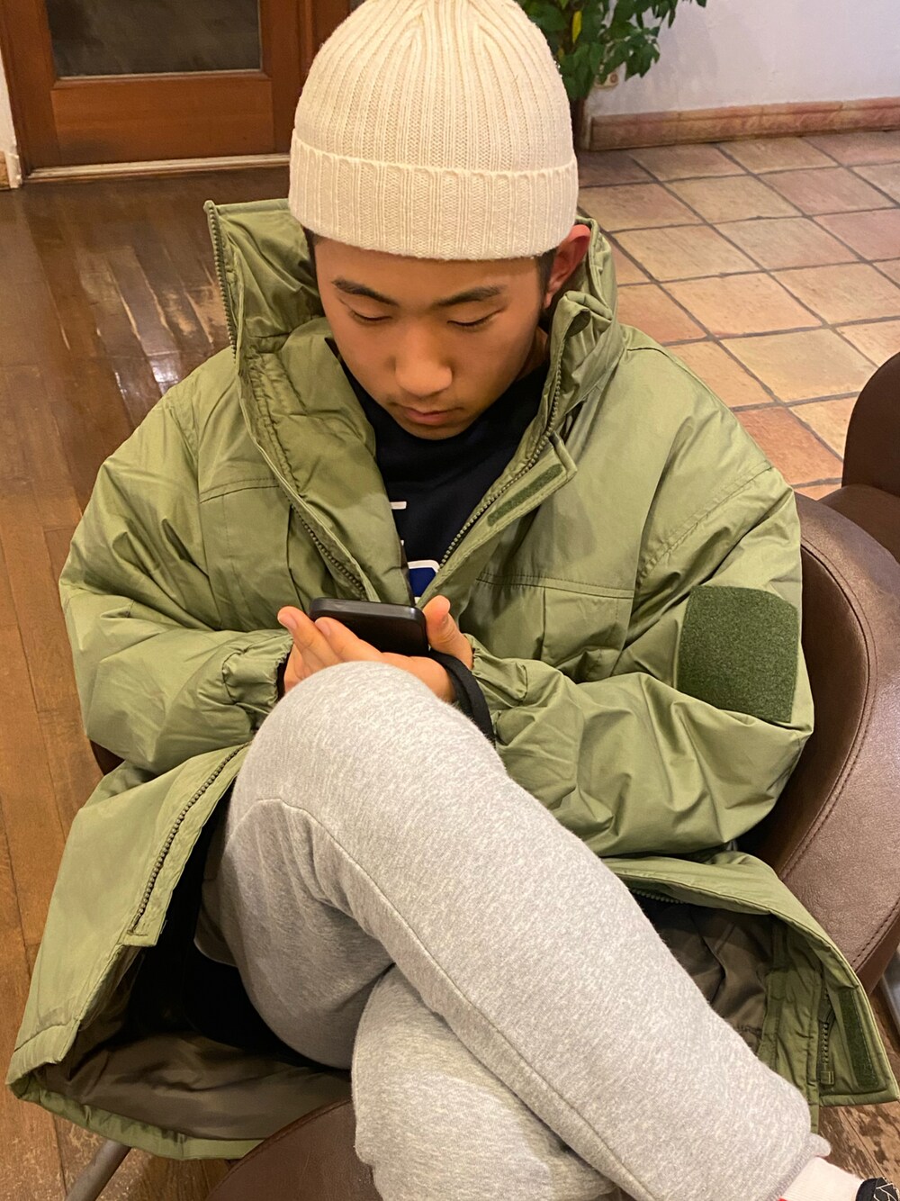 「ニット帽、ビーニー、中学生、中学生男子、モンスターパーカー、スウェットパンツ、冬コーデ、アウター、ツーブロック委員会、ミリタリー」｜「no brandのアイテム（ニットキャップ/ビーニー、ホワイト系）」を使った、GEN56さん（キッズ・162cm）の冬コーディネートの1枚目の写真