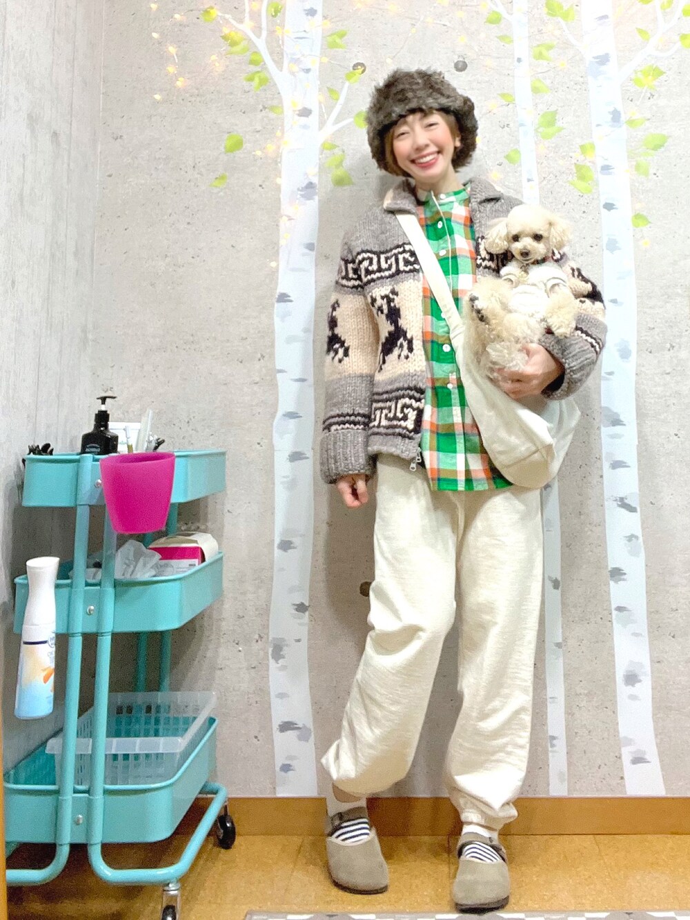 ホワイト系のスウェットパンツ、グレー系のその他アウター、グリーン系のシャツ/ブラウスを着用したレディースの冬コーディネートの1枚目の写真