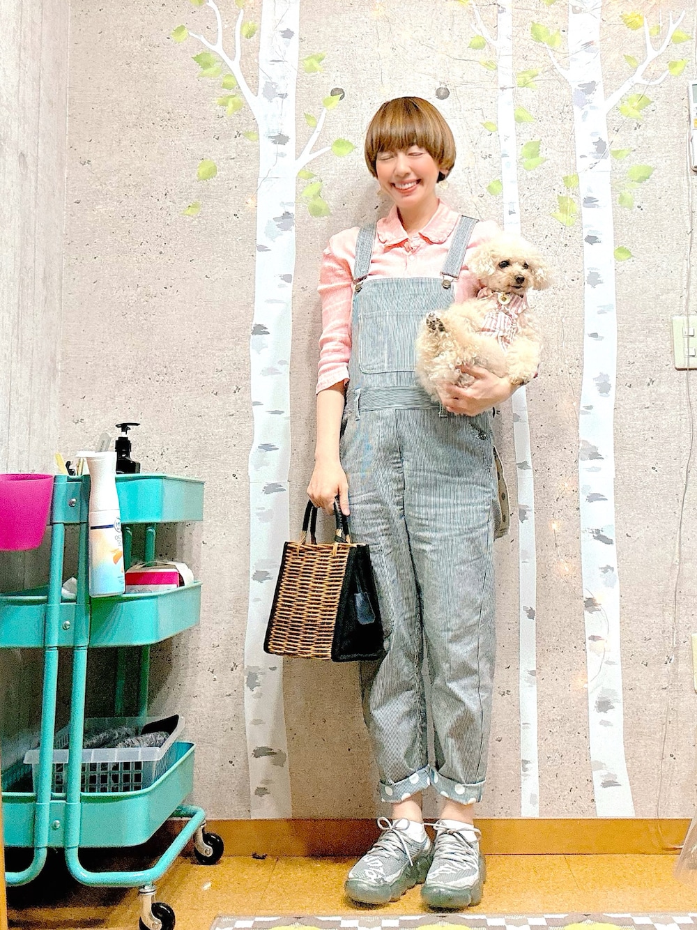 ブラウン系のかごバッグ、ピンク系のシャツ/ブラウス、その他のサロペット/オーバーオールを着用したレディースの春コーディネートの1枚目の写真