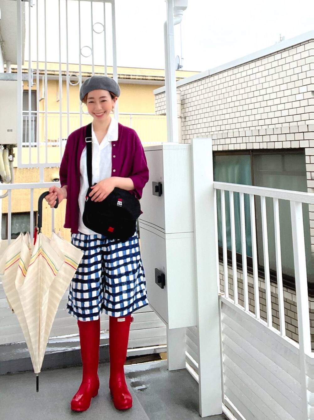 パープル系のカーディガン/ボレロ、ホワイト系のシャツ/ブラウス、ブルー系のその他パンツを着用したレディースの夏コーディネートの1枚目の写真