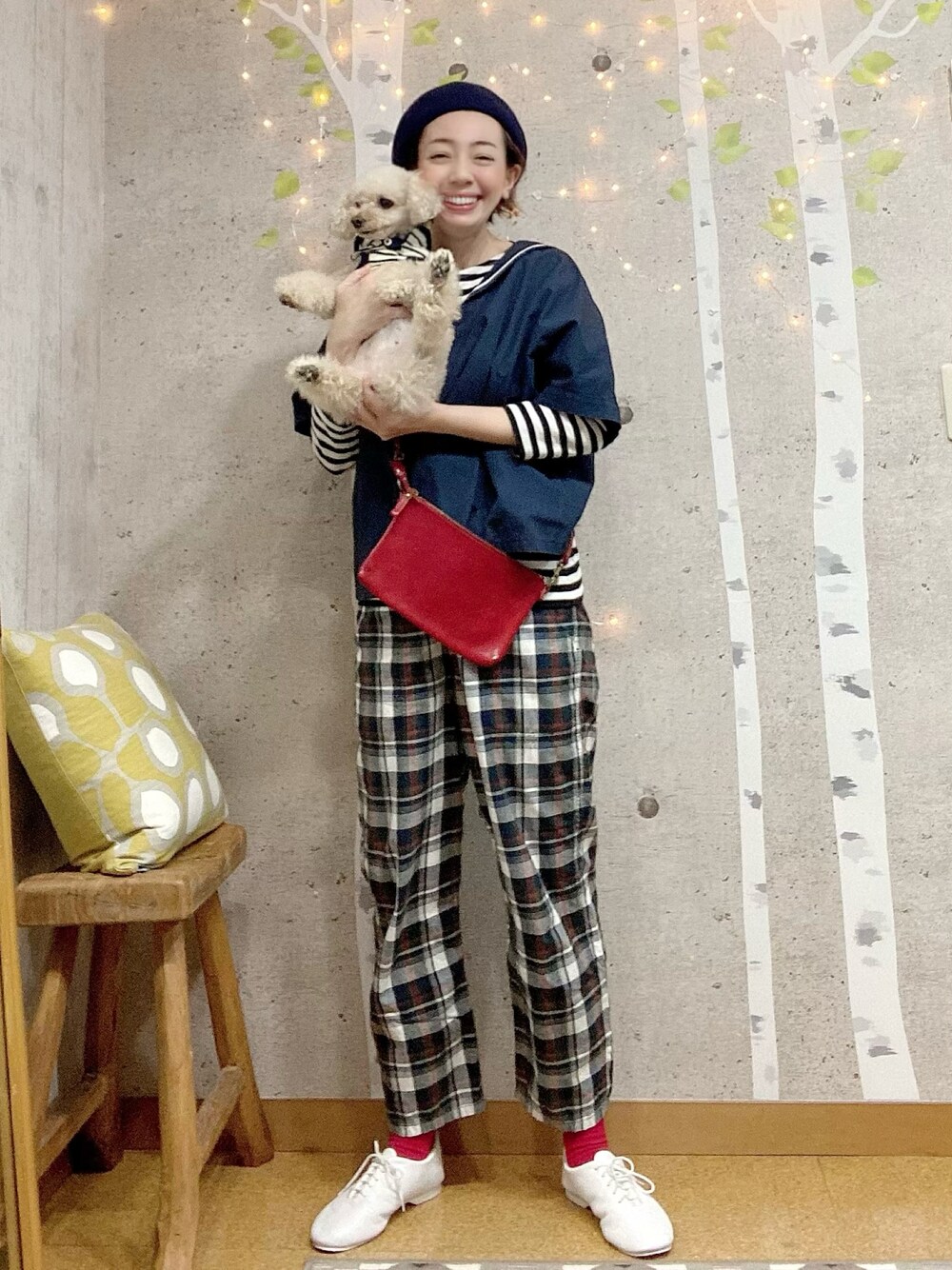 ブラック系のTシャツ/カットソー、ブルー系のシャツ/ブラウス、ブラック系のその他パンツを着用したレディースの秋コーディネートの1枚目の写真