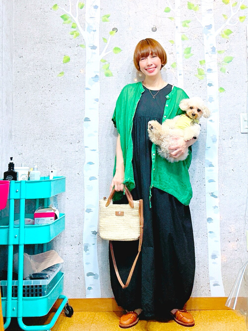 ブラック系のワンピース、グリーン系のシャツ/ブラウス、ベージュ系のかごバッグを着用したレディースの秋コーディネートの1枚目の写真