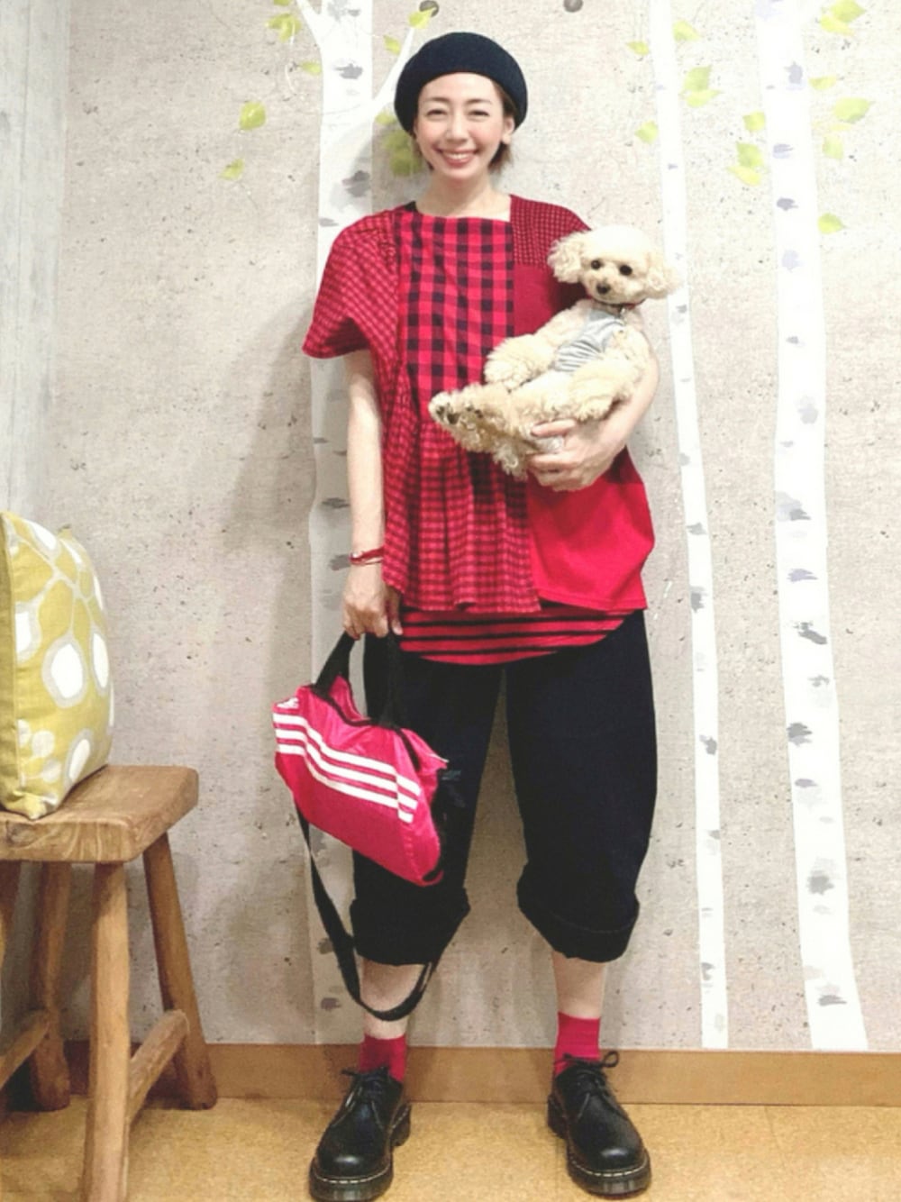 レッド系のTシャツ/カットソー、レッド系のタンクトップ、ブラック系のその他パンツを着用したレディースの夏コーディネートの1枚目の写真