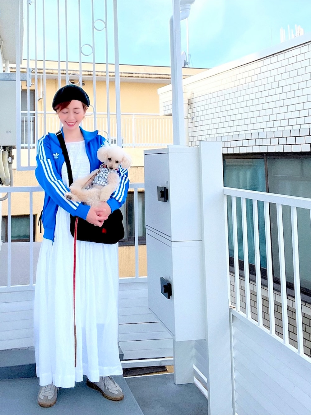 ブルー系のジャージ、ホワイト系のワンピース、ブラック系のショルダーバッグを着用したレディースの秋コーディネートの1枚目の写真