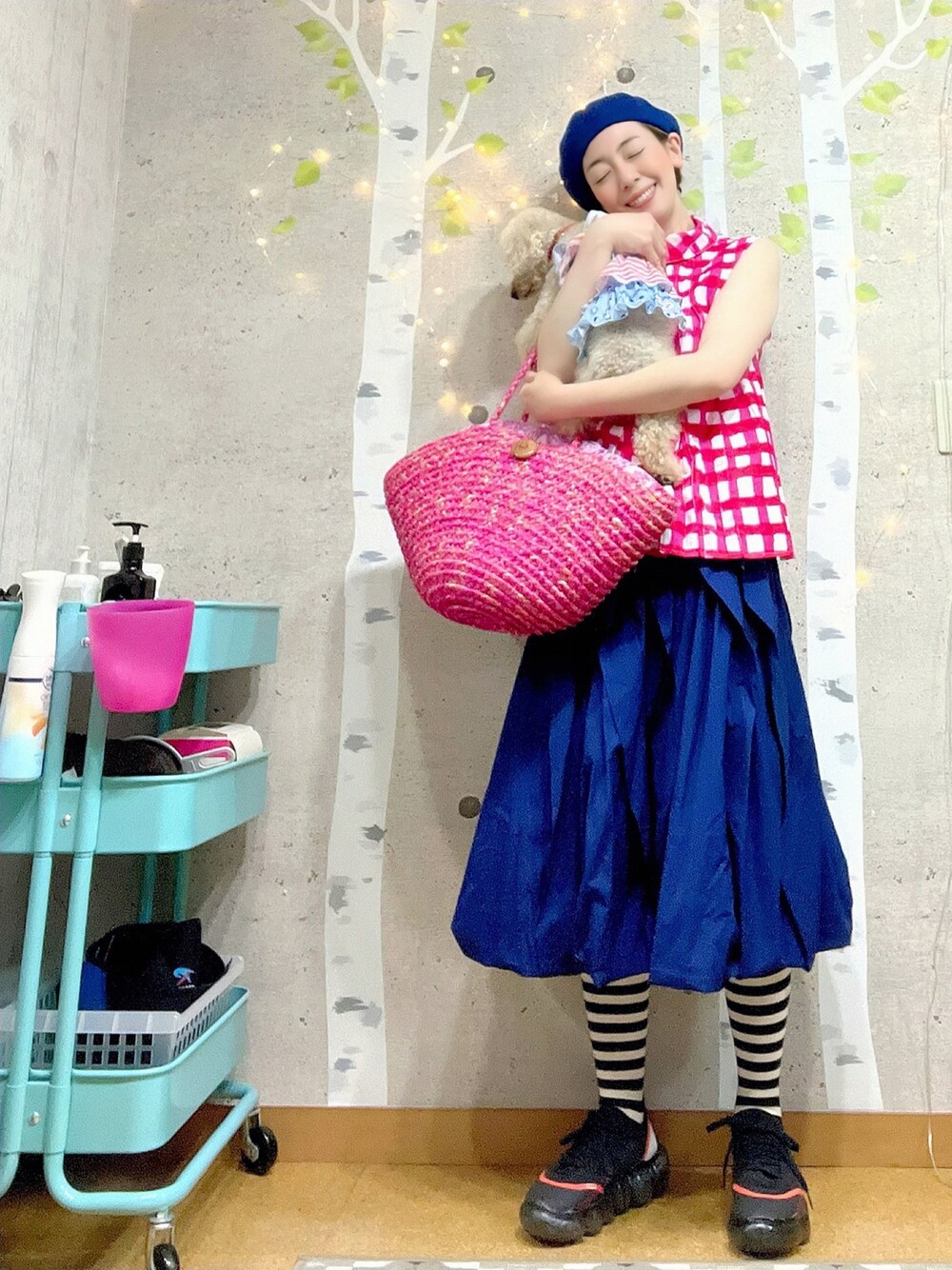 ピンク系のかごバッグ、ピンク系のシャツ/ブラウス、ブルー系のスカートを着用したレディースの夏コーディネートの1枚目の写真