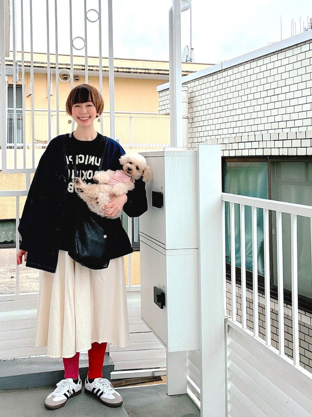 ブラック系のTシャツ/カットソー、ブルー系のデニムジャケット、ブラック系のショルダーバッグを着用したレディースの春コーディネートの1枚目の写真