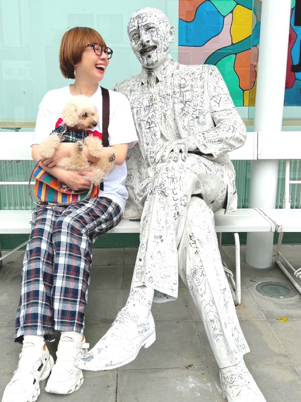 ホワイト系のスニーカー、レッド系のTシャツ/カットソー、ブラック系のその他パンツを着用したレディースの夏コーディネートの1枚目の写真