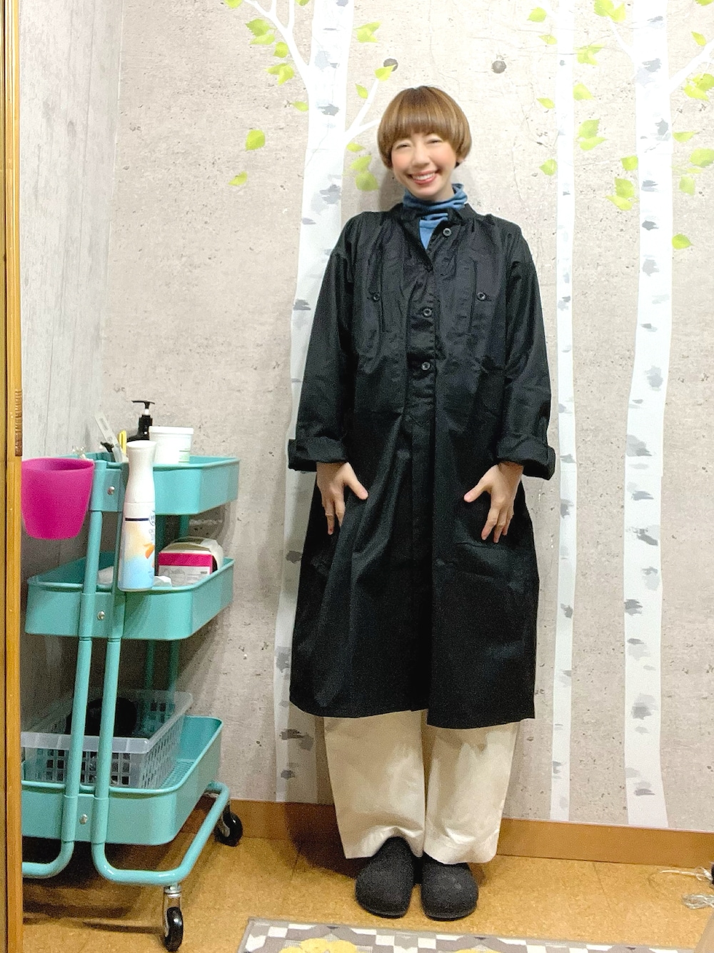 ブラック系のその他アウター、ブルー系のニット/セーター、ホワイト系のその他パンツを着用したレディースの春コーディネートの1枚目の写真