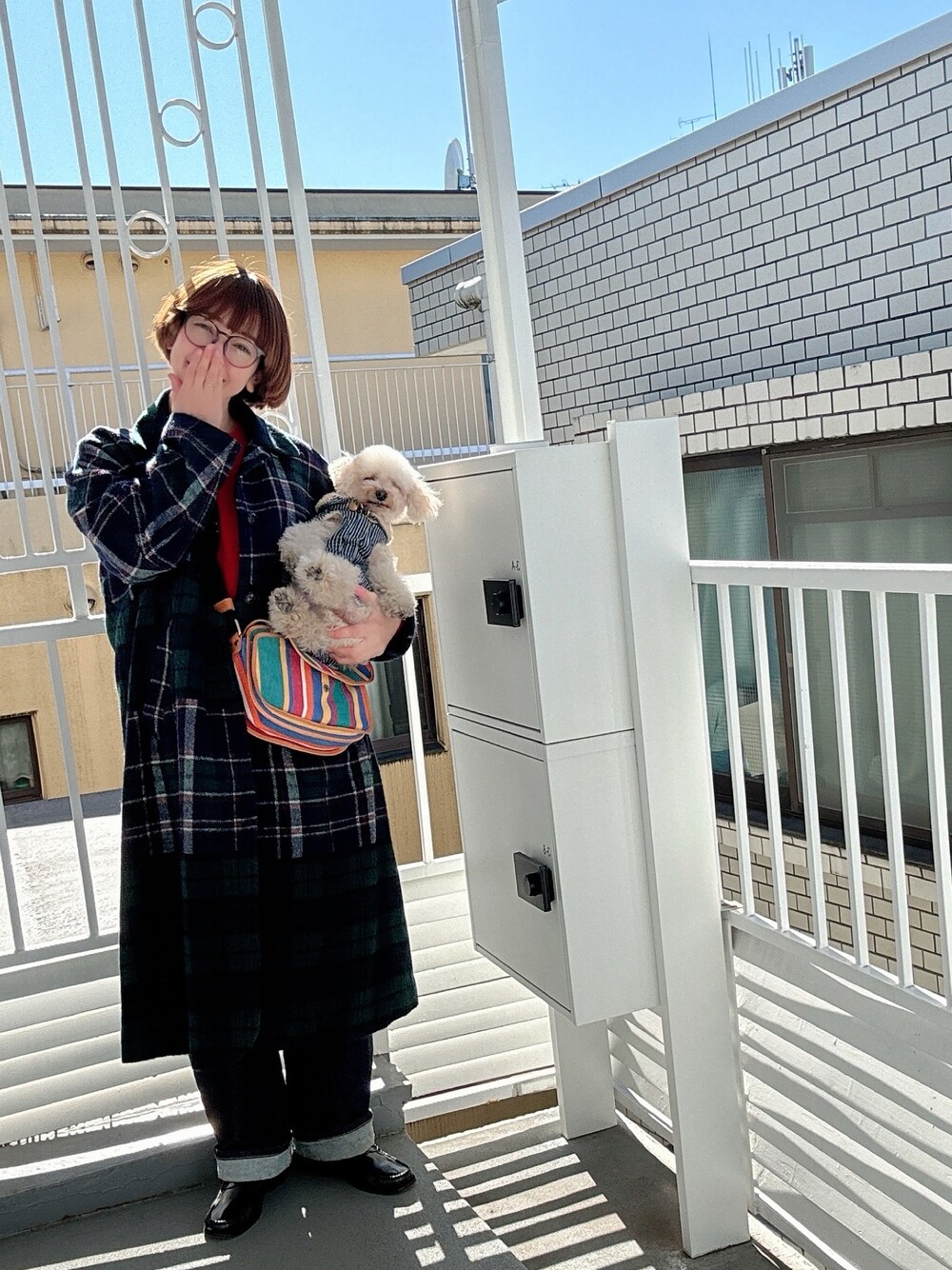 グリーン系のその他アウター、その他のショルダーバッグ、レッド系のニット/セーターを着用したレディースの冬コーディネートの1枚目の写真